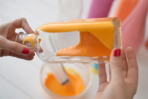 diy_pintar_botellas_tarros_floreros_color_blog_ana_pla_interiorismo_decoracion_5