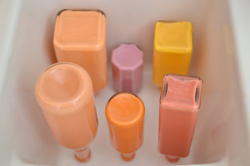 diy_pintar_botellas_tarros_floreros_color_blog_ana_pla_interiorismo_decoracion_6